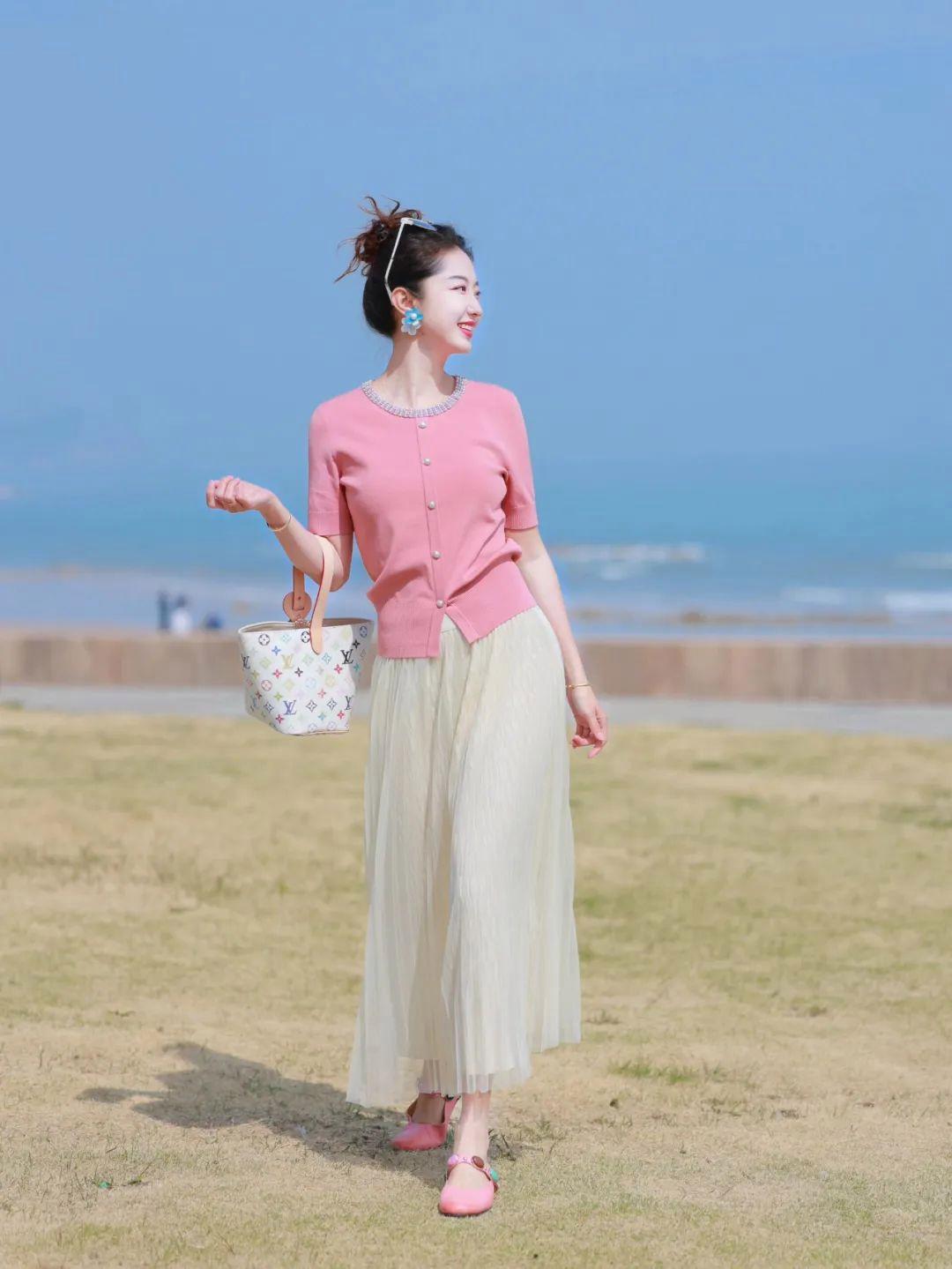 夏天穿裙子，这样拍照摆姿势，照片明媚漂亮，自然上镜有气质