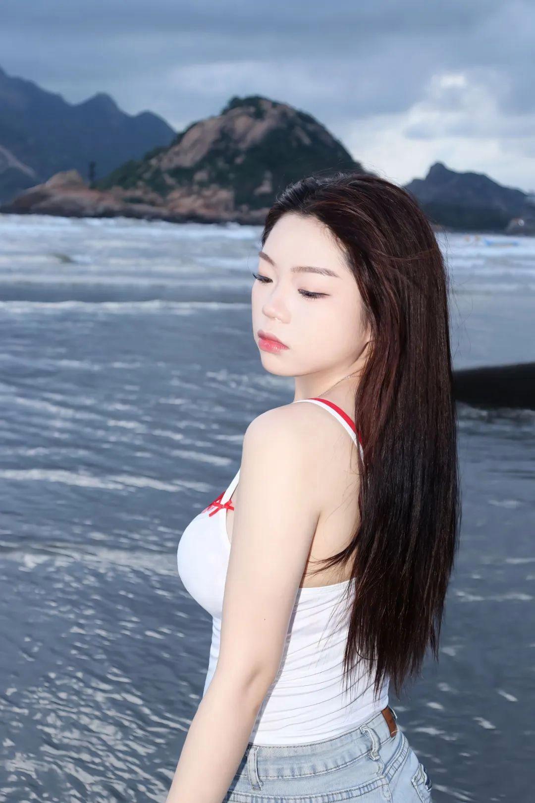 海边拍照8个姿势，动作简单，拍照好看有氛围感，上镜漂亮显身材