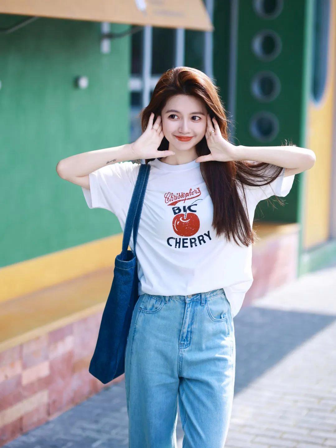 牛仔裤搭白T拍照,这些动作,简单随性,出片好看有氛围感