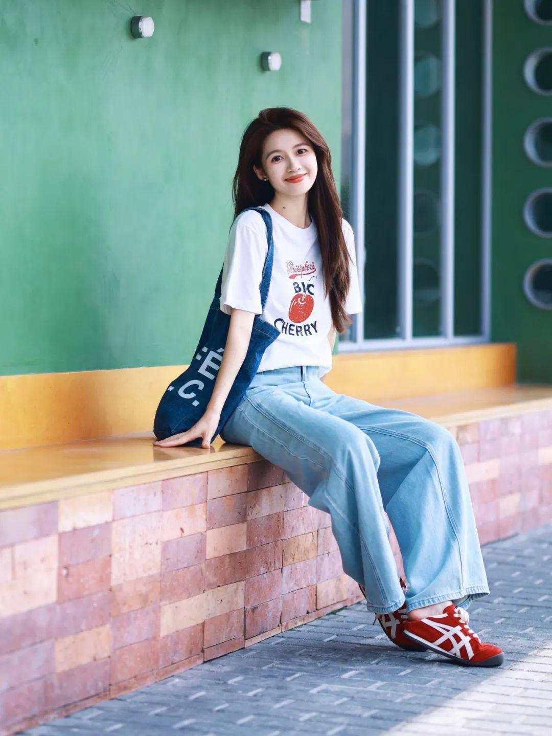 牛仔裤搭白T拍照,这些动作,简单随性,出片好看有氛围感