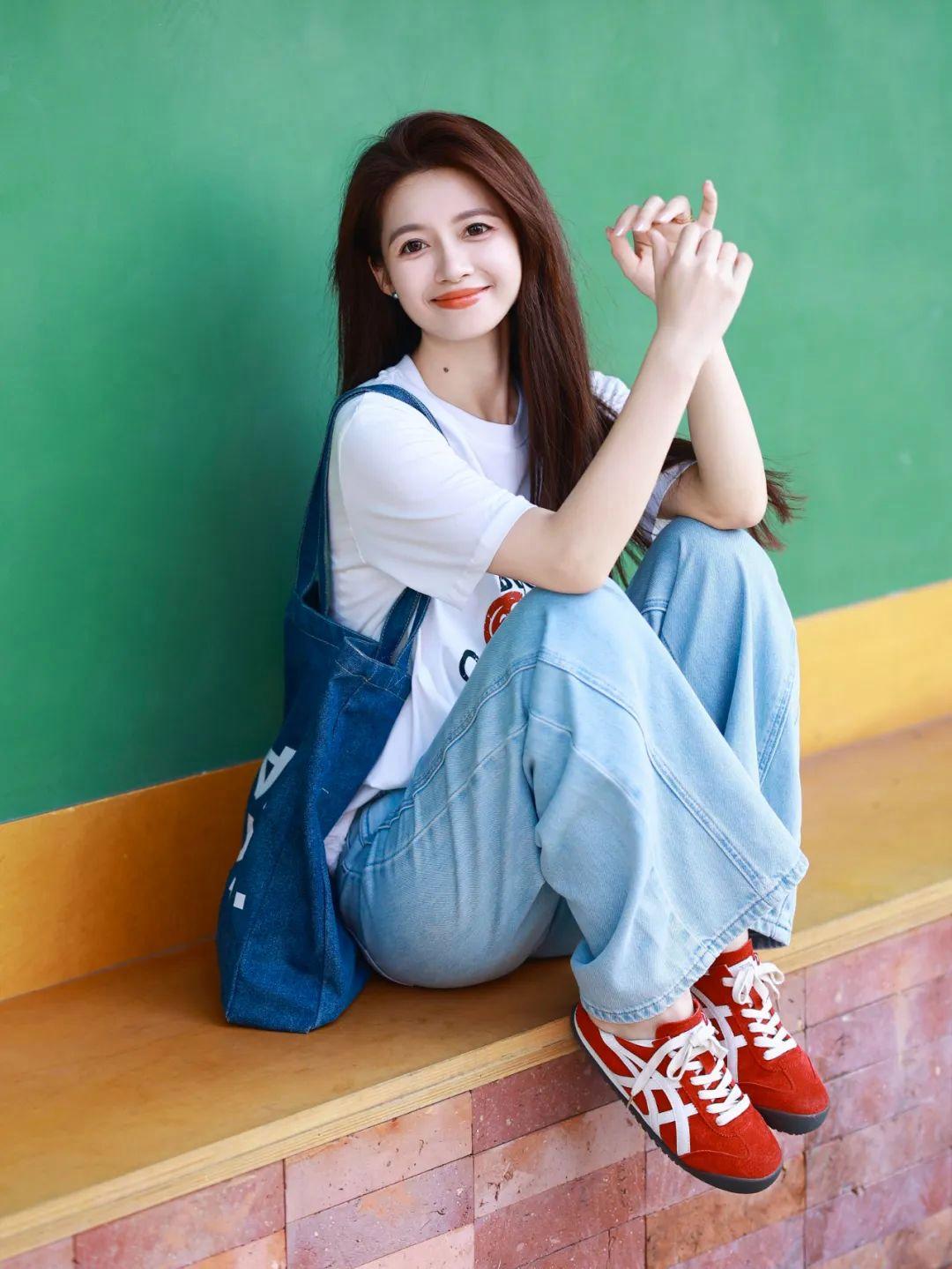 牛仔裤搭白T拍照,这些动作,简单随性,出片好看有氛围感