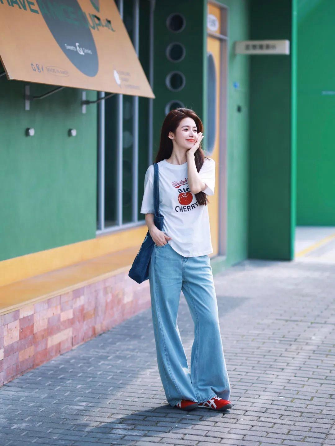 牛仔裤搭白T拍照,这些动作,简单随性,出片好看有氛围感