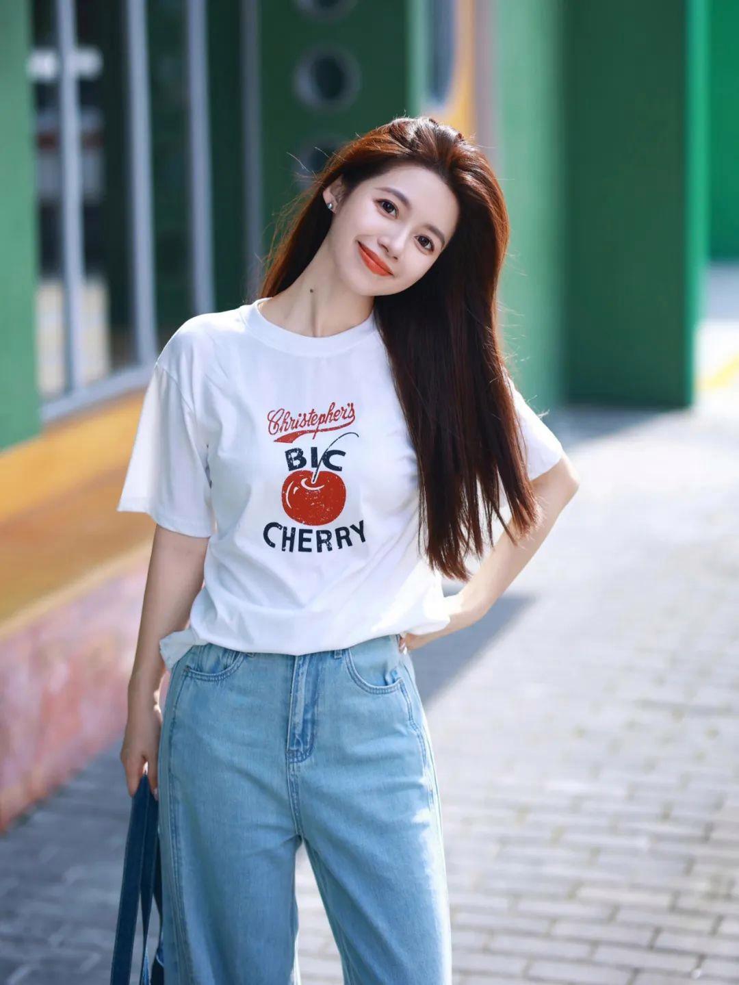 牛仔裤搭白T拍照,这些动作,简单随性,出片好看有氛围感