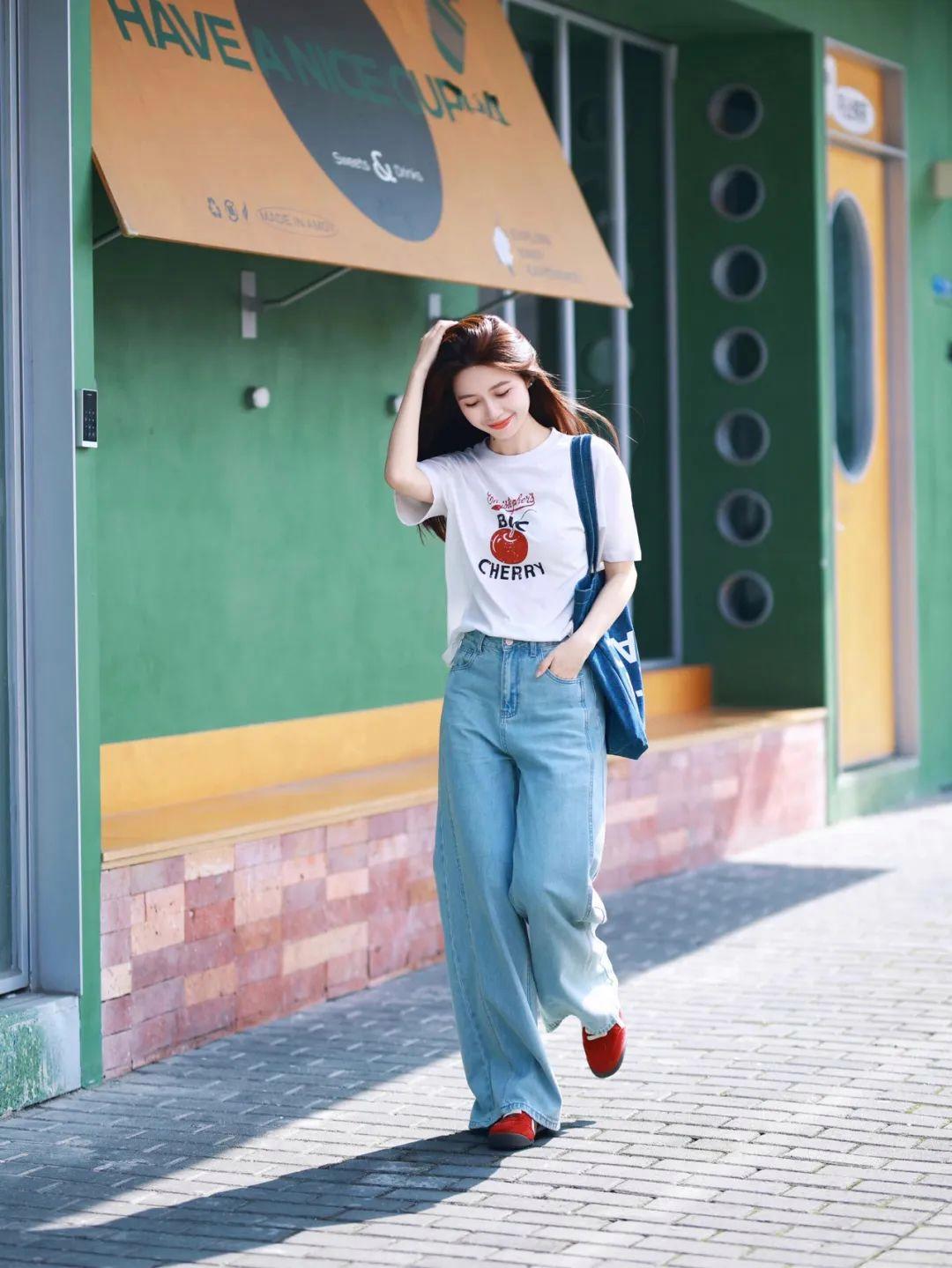 牛仔裤搭白T拍照,这些动作,简单随性,出片好看有氛围感