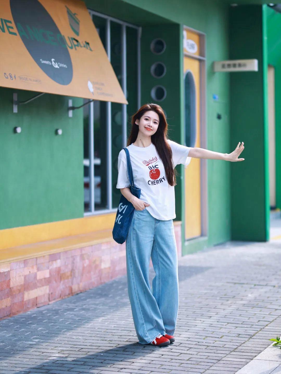 牛仔裤搭白T拍照,这些动作,简单随性,出片好看有氛围感