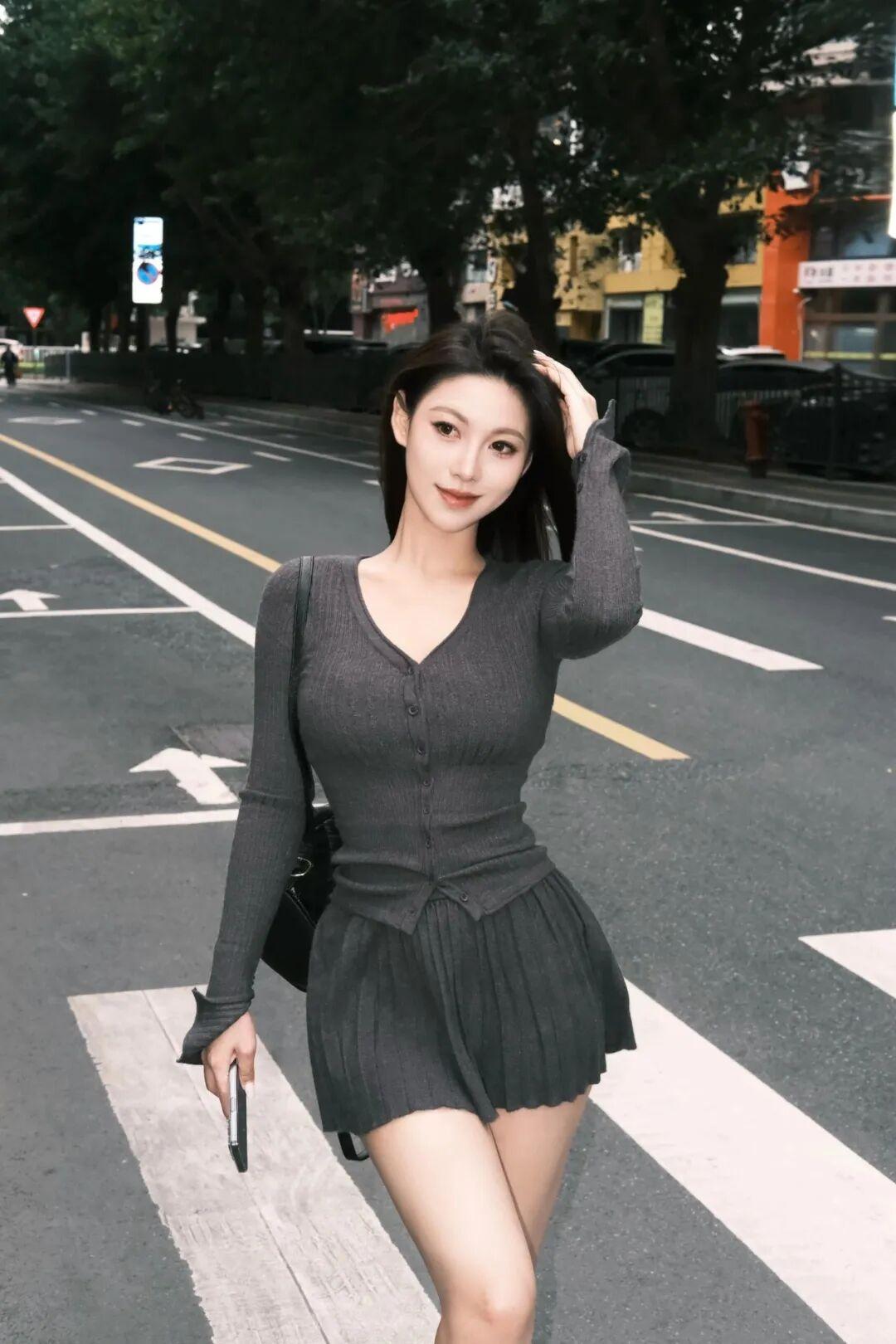 短裙拍照又酷又美,8个小动作,出片漂亮,松弛自然