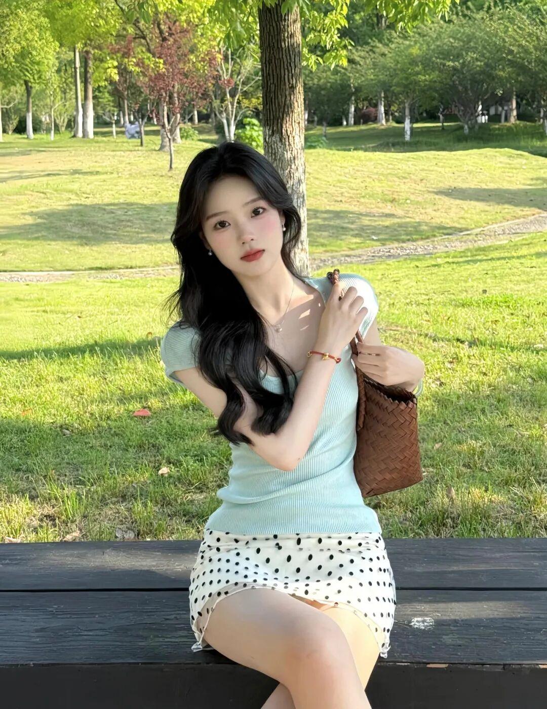 小裙子公园拍照，6个小动作，出片漂亮，自然好看有生命力