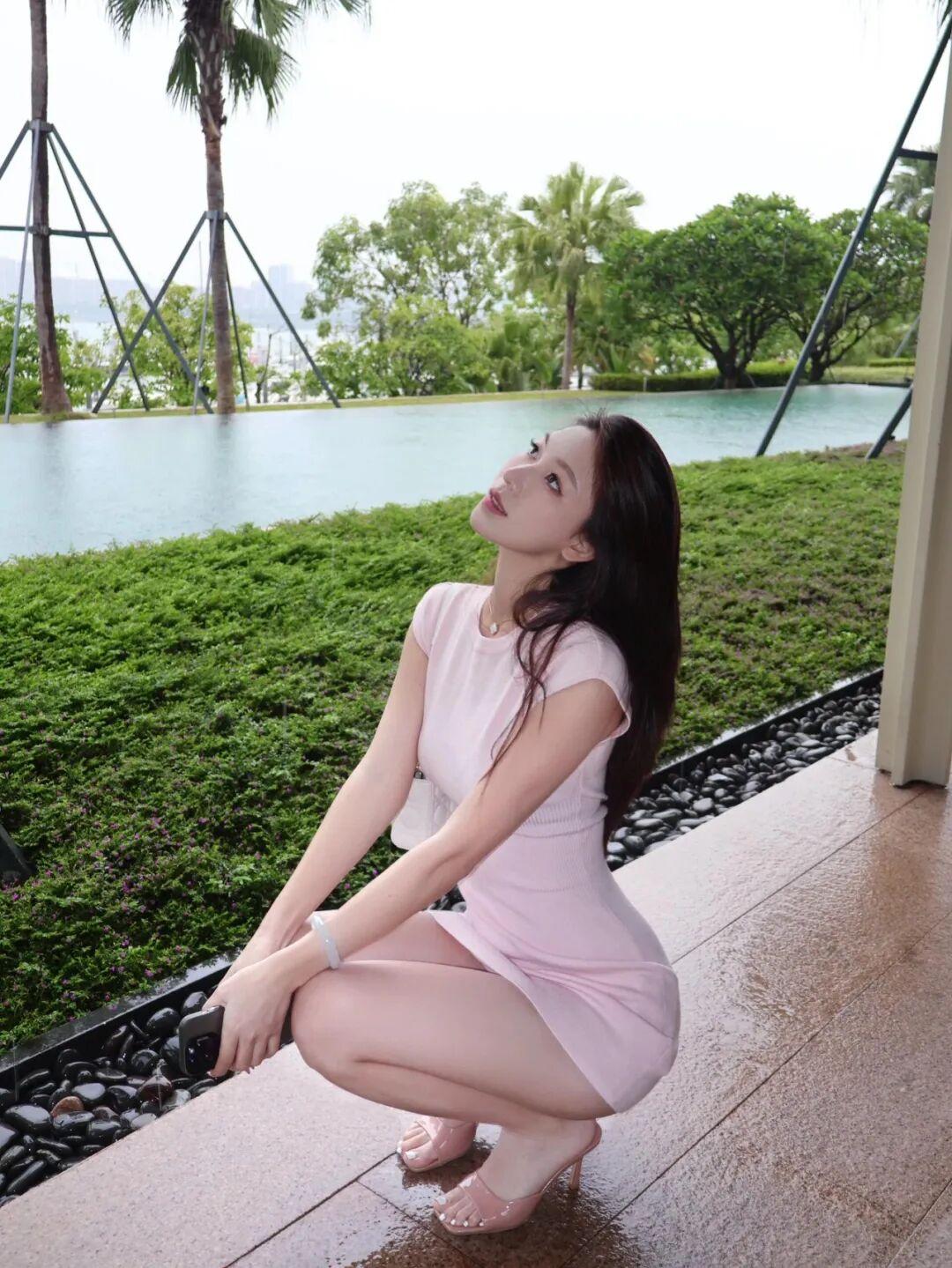 短裙拍照又酷又美,8个小动作,出片漂亮,松弛自然