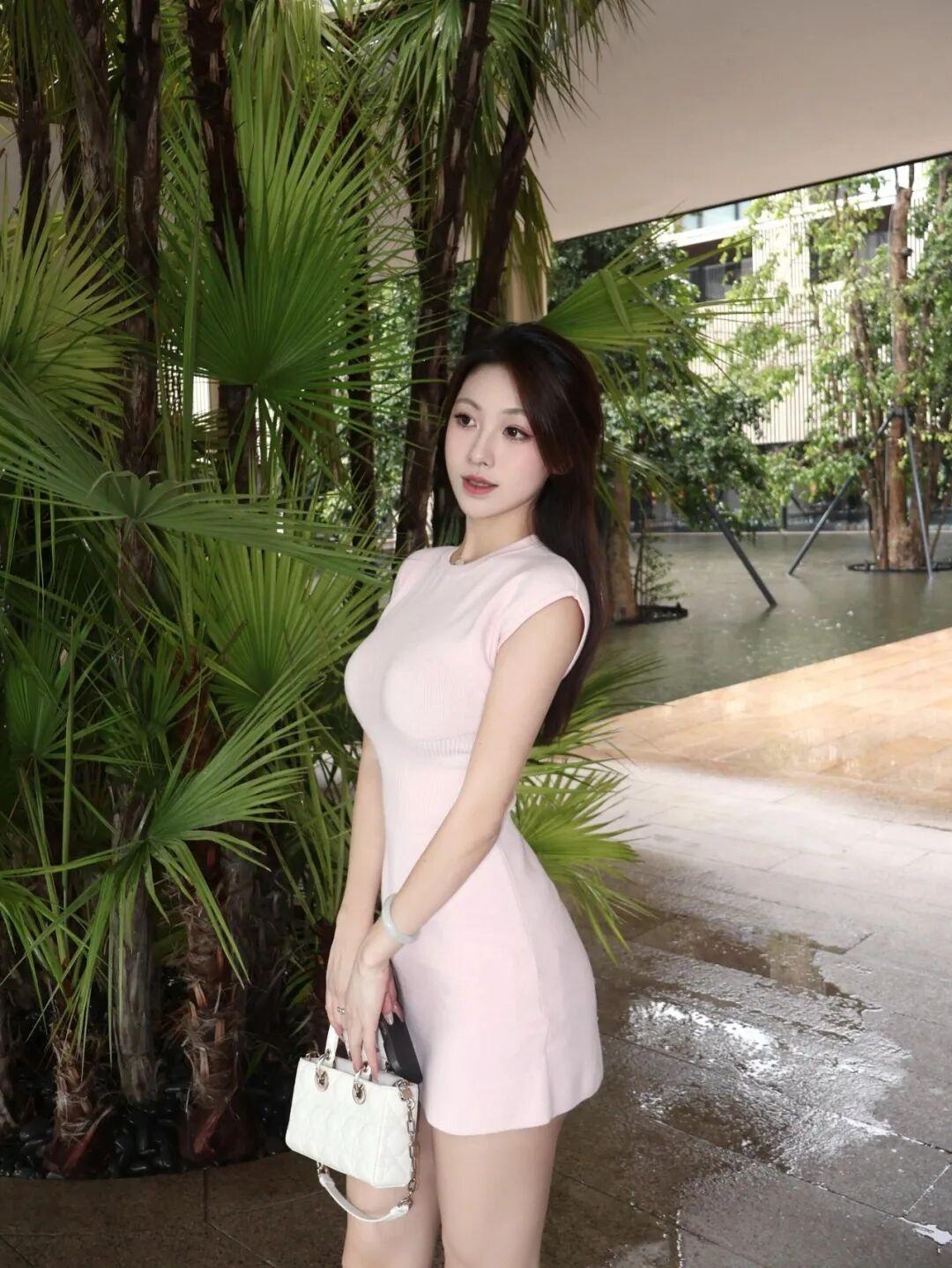 短裙拍照又酷又美,8个小动作,出片漂亮,松弛自然