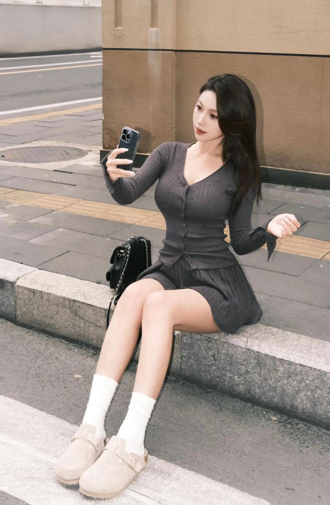 短裙拍照又酷又美,8个小动作,出片漂亮,松弛自然